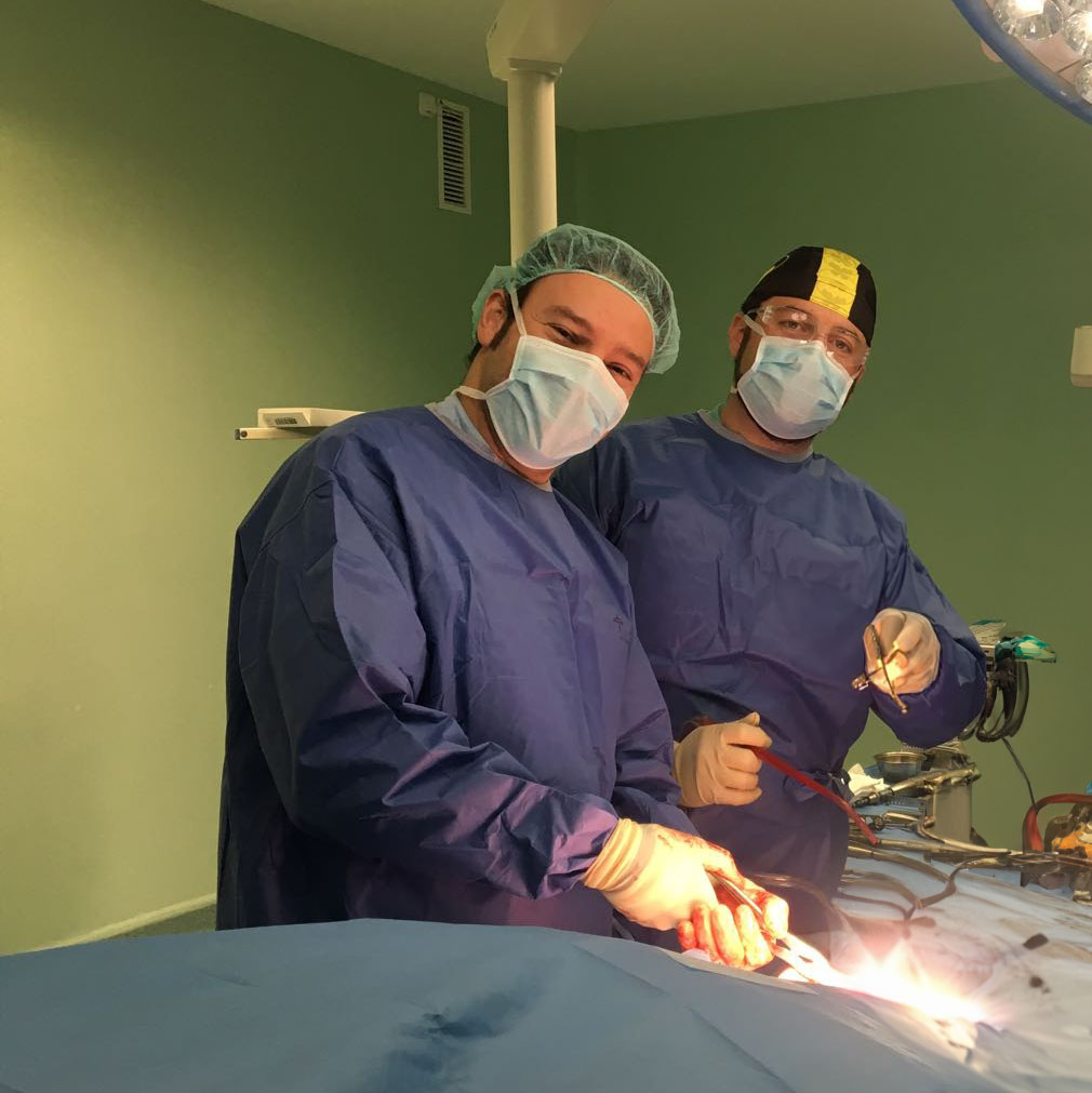 Dr. Bustillo en quirófano con equipo médico